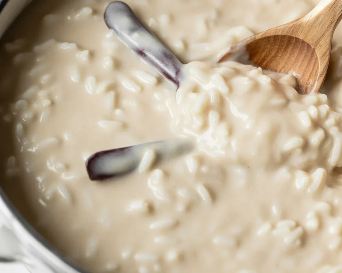 A delicious bowl of traditional Mexican arroz con leche topped with cinnamon.